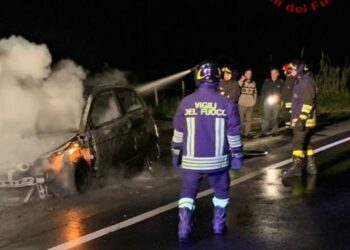 In fiamme un autovettura sulla SS 106 nei pressi dell’Aeroporto di Crotone, intervenuti i Vigili del Fuoco