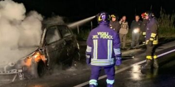 In fiamme un autovettura sulla SS 106 nei pressi dell’Aeroporto di Crotone, intervenuti i Vigili del Fuoco