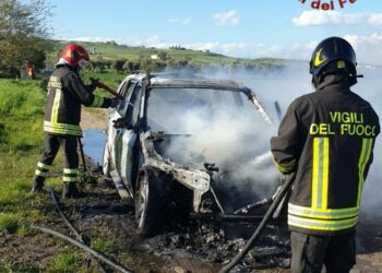 Isola Capo Rizzuto: In fiamme nella notte due auto, intervento immediato dei Vigili del Fuoco