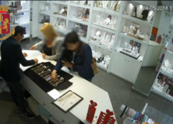 Furto in Gioielleria, la Polizia di Stato arresta due ladre seriali ed il loro autista grazie ad un indagine “social”. VIDEO