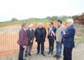 Oliverio a Ferramonti di Tarsia per festeggiare il 25 Aprile e per visitare il cantiere del Cimitero dei Migranti