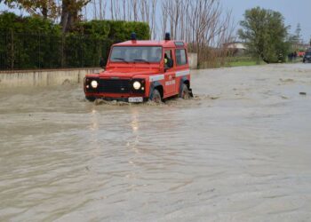Scende la pioggia ma che fa? A Cariati la “goccia” ha fatto traboccare il vaso
