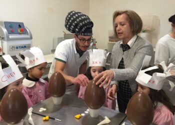 I piccoli pasticceri del Baby Kinder Park a ”Il Pasticciaccio“ accolti dal Mastro Pasticcere Francesco Trifini