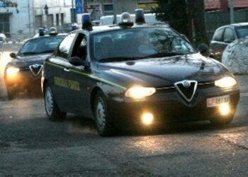 Due soggetti a bordo di una Renault Kangoo sorpassa una pattuglia della Finanza a forte velocità sulla SS 106, inseguiti e arrestati