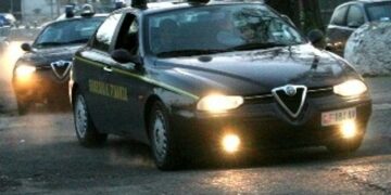 Due soggetti a bordo di una Renault Kangoo sorpassa una pattuglia della Finanza a forte velocità sulla SS 106, inseguiti e arrestati