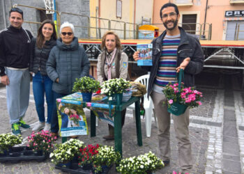 A Cirò Marina domenica 12, i volontari della Fis e Fias Raider hanno avviato la distribuzione dell’azelea della ricerca contro il cancro