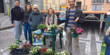 A Cirò Marina domenica 12, i volontari della Fis e Fias Raider hanno avviato la distribuzione dell’azelea della ricerca contro il cancro