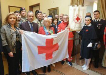 Giornata Mondiale della Croce Rossa. Il Presidente del Comitato di Cosenza rende omaggio della bandiera al Prefetto Galeone