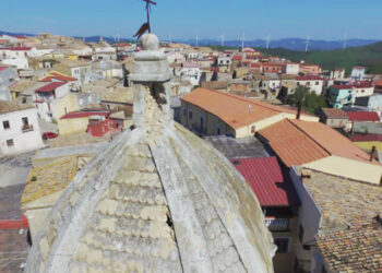 Il campanile dell’antica chiesa dei Santi Pietro e Paolo di Strongoli è a rischio crollo, occorre intervenire al più presto