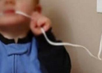 Il caricatore del cellulare è attaccato alla presa, il bambino lo mette in bocca e muore folgorato