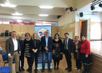 La dirigente Calvo all’Ist. Alcmeone consegna l’assegno della raccolta fatta a scuola per il reparto di Oncologia dell’Ospedale di Crotone