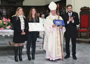 L’arcivescovo Mons. Caiazzo riceve il riconoscimento di Confratello ad honorem dalla Confraternita della B.V. Maria di Capocolonna