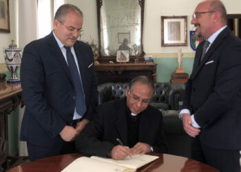 Padre Abraham Kalavakatt presenta a Crotone il libro “Vie meravigliose di Dio”