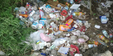 Roccabernarda: Rinvenuti dalla Polizia Locale rifiuti abbandonati, rimossi immediatamente dai giovani del “Servizio Civile”