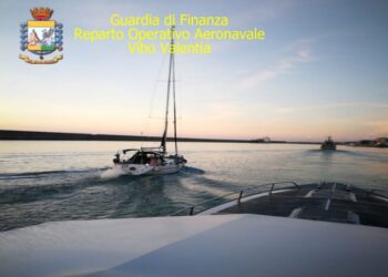 Sbarco a Crotone: la Finanza soccorre 52 migranti pakistani e arresta due sospetti scafisti russi