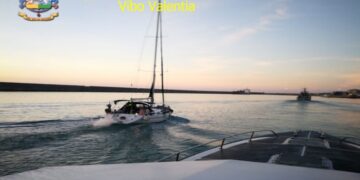 Sbarco a Crotone: la Finanza soccorre 52 migranti pakistani e arresta due sospetti scafisti russi