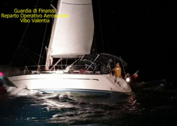 Sbarco a Crotone: la Finanza soccorre 52 migranti pakistani e arresta due sospetti scafisti russi