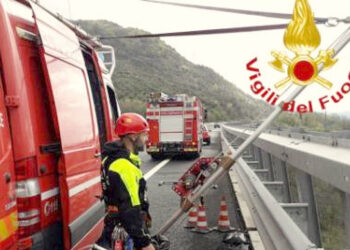 Tragedia sull’Autostrada A2, uomo parcheggia l’auto e si getta nel vuoto da un viadotto