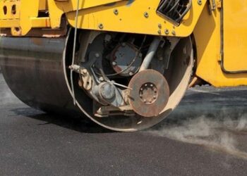 Incidente sul lavoro a Isola Capo Rizzuto, operaio 66enne travolto da un rullo asfaltatore