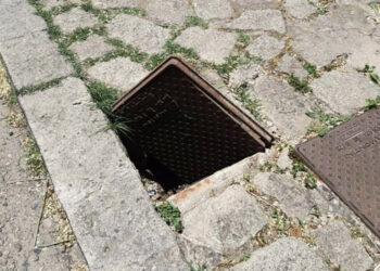 Cade in tombino, l’ambulanza arriva dopo 40 minuti