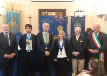 Consegnata la “Charta Costitutiva” alla neo presidente del neo Rotary Club Cirò, Giuseppina De Novara, domenica 9 giugno 2019