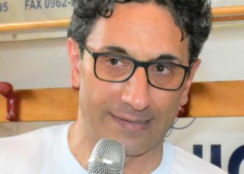 Pallamano Crotone: Giancarlo Giaquinta insieme alla dirigenza Sono riusciti a rilanciare una disciplina che è stata ad un passo dallo scomparire