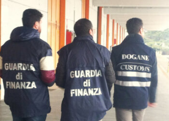 Cittadina cinese viaggiava con 38kg di farmaci provenienti dalla cina, beccata dalla Finanza e Dogane all’Aeroporto di Lamezia Terme