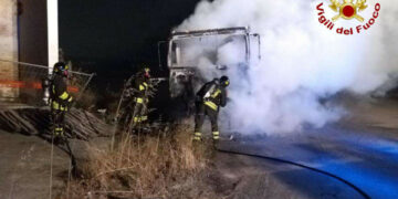 In fiamme un camion all’interno dell’ex Montedison di Crotone, intervento immediato dei Vigili del Fuoco