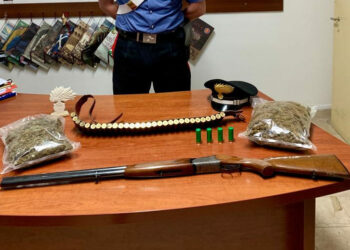 Isola di Capo Rizzuto: Litiga con il nipote, lo minaccia con un coltello ed una pistola, arrestato 47enne