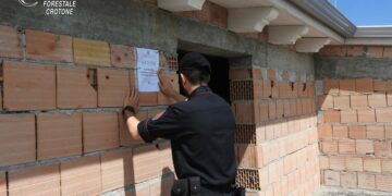 Mansarda abusiva sequestrata dai Carabinieri forestali a Strongoli Marina