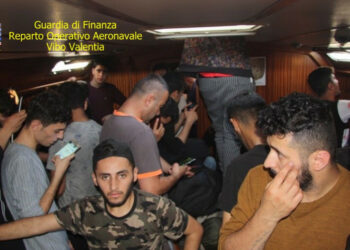 Roccella Jonica: la Guardia di Finanza intercetta una imbarcazione a vela carica di migranti e arresta due sospetti scafisti