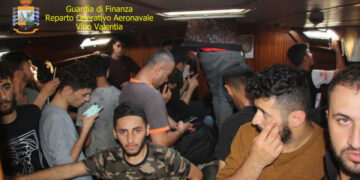 Roccella Jonica: la Guardia di Finanza intercetta una imbarcazione a vela carica di migranti e arresta due sospetti scafisti