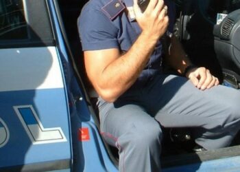 Per una lite in famiglia, tenta il suicidio gettandosi dal balcone: salvato dalle volanti della Polizia