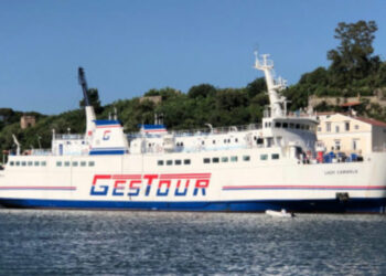 Traghetto si incaglia nel porto di Ischia