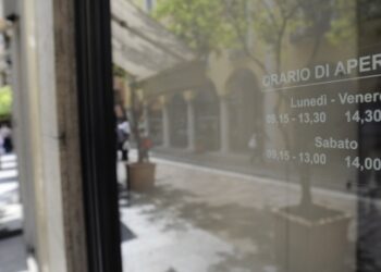 Attività commerciali senza cartello “Orario Lavoro”, controlli e multe della squadra nautica della Polizia nel crotonese