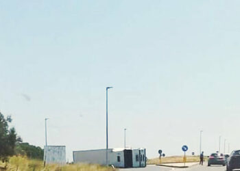 Autoarticolato ribaltato sulla SS106 alla rotonda dei Mercati Saraceni a Cirò Marina