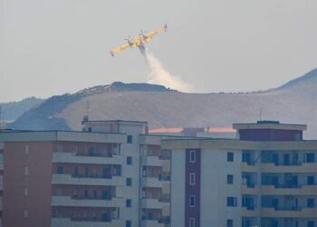 Crotone: Da questa mattina gli uomini dei Vigili del Fuoco in azione per spegnere gli incendi nella zona di Farina e Poggioverde