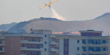 Crotone: Da questa mattina gli uomini dei Vigili del Fuoco in azione per spegnere gli incendi nella zona di Farina e Poggioverde