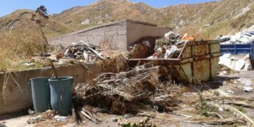 Crotone, degrado e abbandono al cimitero e mancanza di rispetto per i defunti