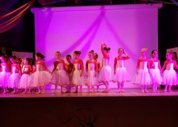 “Danzando Oltre” il saggio di fine anno della scuola di danza “Étoile Academy” della maestra Chiara Liotti