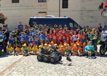 Giornata della legalità: i Carabinieri di Cosenza incontrano i bambini del gruppo estivo di Donnici