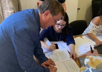 Il sindaco di San Giovanni in Fiore, Belcastro firma convenzione per 2.5milioni euro per finanziamento regionale recupero Abbazia