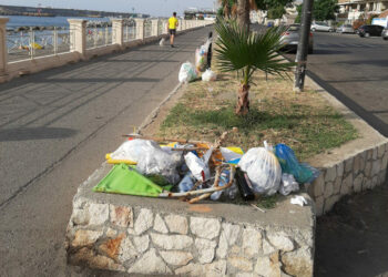 Le aiuole sul lungomare di Cirò Marina utilizzate come discarica