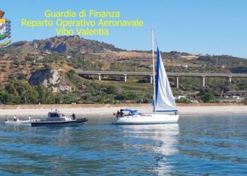 Migranti a bordo barca a vela con bandiera tedesca sbarcano sulla costa ionica, due sospetti scafisti beccati sulla SS106