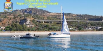 Migranti a bordo barca a vela con bandiera tedesca sbarcano sulla costa ionica, due sospetti scafisti beccati sulla SS106