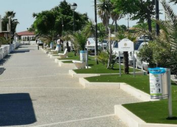 Nuovi cestini sul lungomare sud, Città Pulita ne installa 11 offerti da imprenditori locali