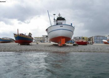 Rifiuti plastici via dal mare e dalla spiaggia con i pescatori artigianali sentinelle della fascia costiera