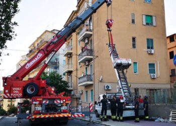 Scala per traslochi si ribalta, intervento immediato dei Vigili del Fuoco