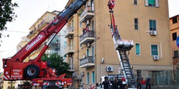 Scala per traslochi si ribalta, intervento immediato dei Vigili del Fuoco