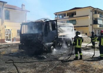 Un boato e poi in fiamme un camion nella mattinata di oggi in località Margherita a Crotone, intervenuti 3 squadre dei Vigili del Fuoco